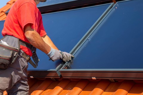 Installation of solar collectors for solar thermal energy. The company Hanschke Solarmontagen