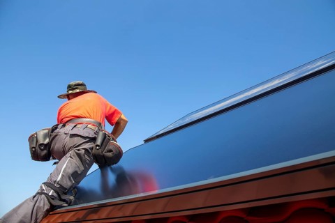 Installation of solar collectors for solar thermal energy. The company Hanschke Solarmontagen