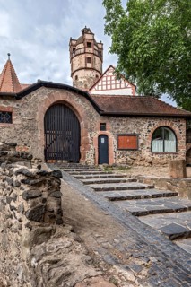 Second gatehouse, castle gate, entrance with ticket office to the museum, keep castle tower,