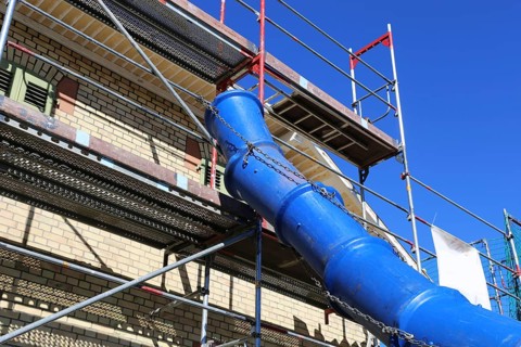Debris chute for disposing of building rubble