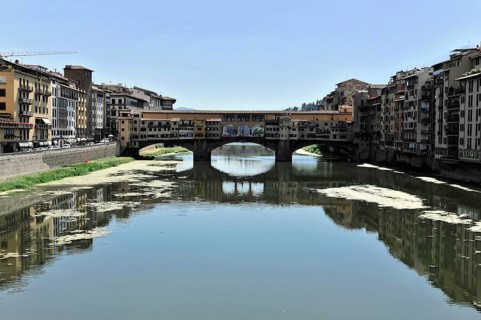 Ponte Vecchio, oldest bridge over the Arno, built around 1345, Florence, Tuscany, Italy, Europe