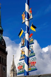 May pole on Viktualienmarkt and Church St Peter, Munich, Bavaria, Germany, Europe
