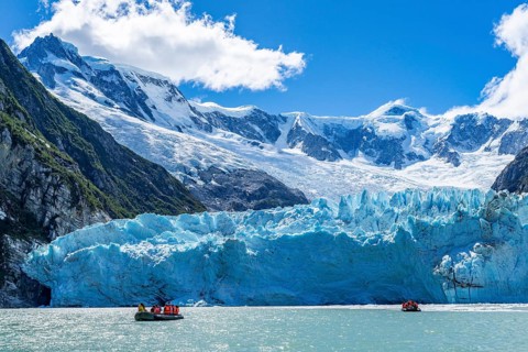 Passengers of the cruise ship Stella Australis in rubber dinghies in front of the ice of the Porter