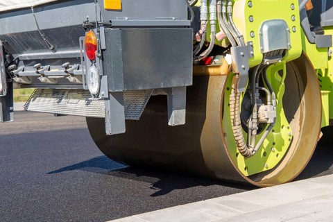 Roadworks in Neunkirchen/Saar: Tandem roller in action. A tandem roller is often used as the last