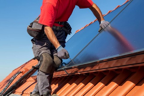 Installation of solar collectors for solar thermal energy. The company Hanschke Solarmontagen