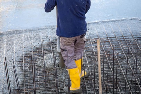 Concreting a floor slab with ready-mixed concrete