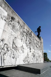 Memorial del Ernesto Che Guevara monument, 6 metre high bronze statue, Santa Clara, Cuba, Greater