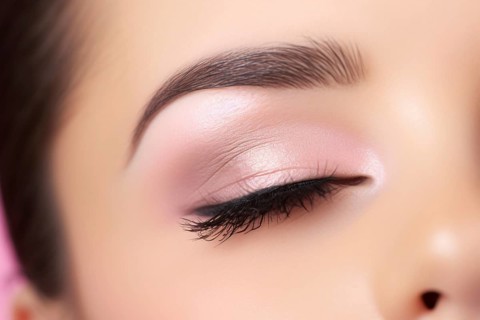 Close up of woman's eye with pink eyeshadow and long black fake eyelashes. KI generiert, generiert