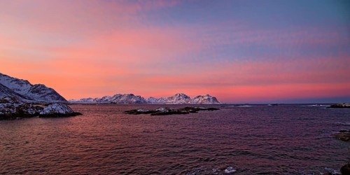 Schoenstes Morgenlicht mit Blick auf die verschneiten Berge in Nyksund auf den Vesteralen