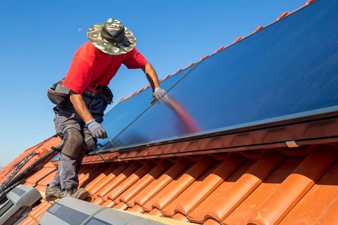 Installation of solar collectors for solar thermal energy. The company Hanschke Solarmontagen