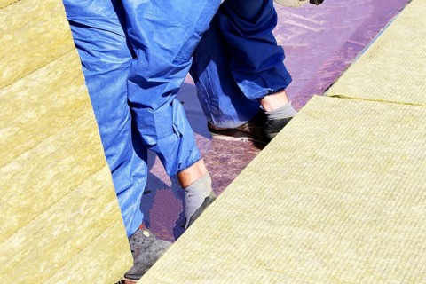 Employees of Uwe Adrian Bauspenglerei GmbH from Worms insulate the roof of a multi-purpose hall in