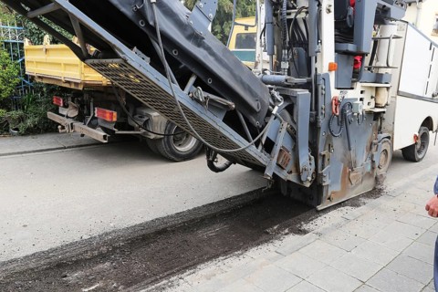 Cold milling machine (road milling machine) in use (Mutterstadt, Rhineland-Palatinate)