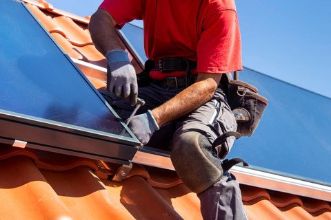 Installation of solar collectors for solar thermal energy. The company Hanschke Solarmontagen