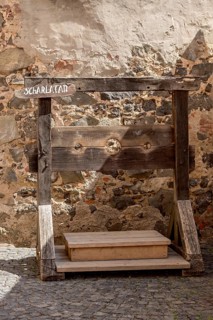 Pillory for the charlatan, swindler, inner courtyard, Ronneburg Castle, medieval knight's castle,