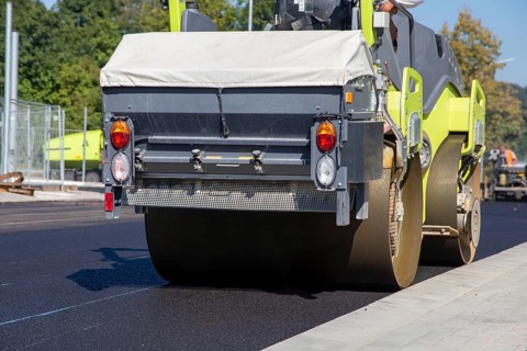Roadworks in Neunkirchen/Saar: Tandem roller in action. A tandem roller is often used as the last