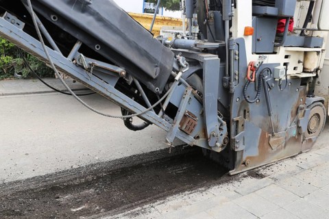 Cold milling machine (road milling machine) in use (Mutterstadt, Rhineland-Palatinate)