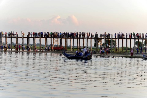 U Bein bridge over Taungthaman Lake, Amarapura, Mandalay, Myanmar (Burma), Asia