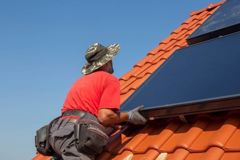 Installation of solar collectors for solar thermal energy. The company Hanschke Solarmontagen