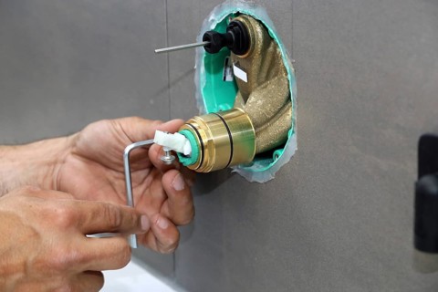 Sanitary installation, installation of a water connection