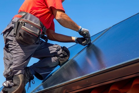 Installation of solar collectors for solar thermal energy. The company Hanschke Solarmontagen