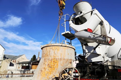 Fahrmixer (LKW) liefert Frischbeton zur Baustelle (Truck mixer delivers fresh concrete to the