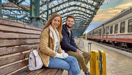 AI generated, A young couple wants to travel and is waiting for the train at the station, 20, 25,