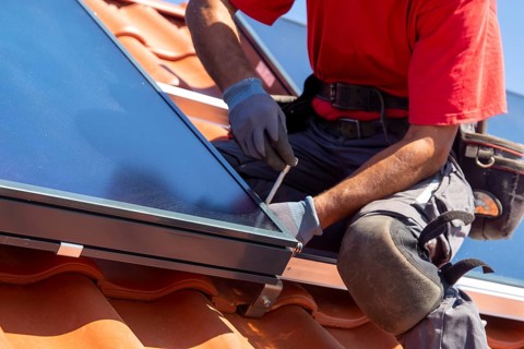 Installation of solar collectors for solar thermal energy. The company Hanschke Solarmontagen