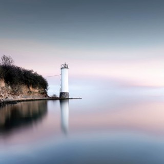 The Maltzien lighthouse stands at the foot of a small cliff at the southern tip of the Zudar