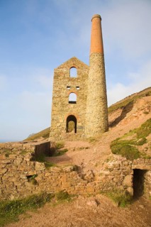 Ruins of Towanroath Pumping House at the Wheal Coates Tin Mine, St Agnes Head, Cornwall, England,