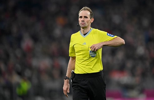 Referee Sascha Stegemann reaches into his breast pocket, shows yellow card, yellow, warning,