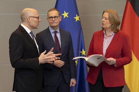 Bundestag President, Baerbel Bas, SPD, accepts the interim report of the Enquete Commission,