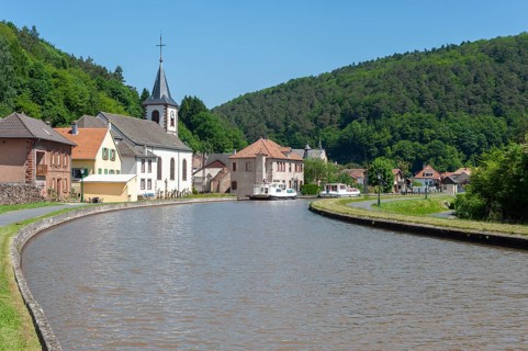 Houseboats on the Rhine-Marne Canal, Lutzelbourg, Lorraine, France, Alsace, Europe