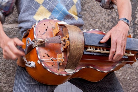 Man playing a hurdy-gurdy, Dinan, Brittany, France, Europe