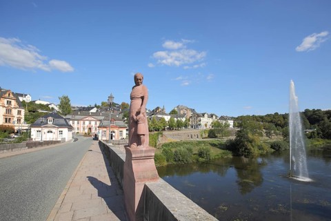 Stone bridge with sculpture Woman and Child over the Lahn, fountain, fountain, stone arch bridge,