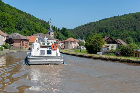 Houseboats on the Rhine-Marne Canal, Lutzelbourg, Lorraine, France, Alsace, Europe