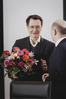 (L-R) Karl Lauterbach (SPD), Federal Minister of Health, and Olaf Scholz (SPD), Federal Chancellor,