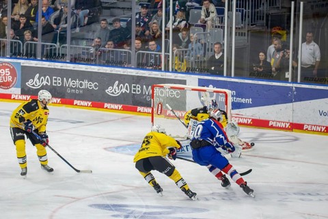 23.02.2024, DEL, German Ice Hockey League, 48th matchday) : Adler Mannheim (yellow jerseys) against