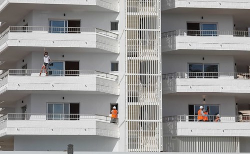 Workers renovate a hotel complex on the beach in Torremolinos, Costa del So, 13.02.2019.l