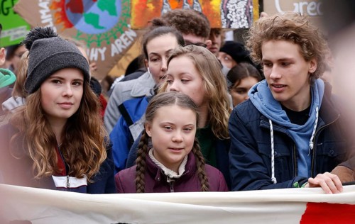 Climate activists Luisa Marie Neubauer (left) and Greta Thunberg demonstrate with thousands of