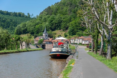 Houseboats on the Rhine-Marne Canal, Lutzelbourg, Lorraine, France, Alsace, Europe