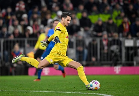 Goalkeeper Janis Blaswich (21) RasenBallsport Leipzig RBL Action on the ball Allianz Arena, Munich,