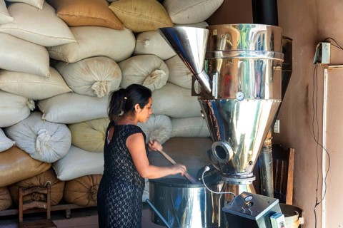 A woman roasting coffee beans on a coffee plantation, Pluma Hidalgo, Pochutla, Oxaca state, Sierra