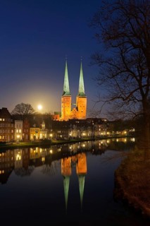 Historic houses and Luebeck Cathedral, Dom zu Luebeck, Luebecker Dom along the river Trave at the