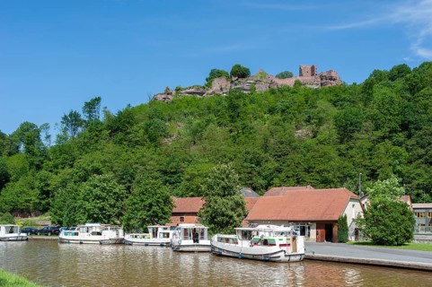 View of the ruins of Luetzelburg and houseboats on the Rhine-Marne Canal, Lutzelbourg, Lorraine,