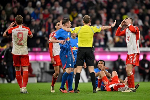 Controversial decision by referee Sascha Stegemann after a tackle, action Lois Openda