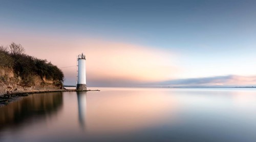 The Maltzien lighthouse stands at the foot of a small cliff at the southern tip of the Zudar