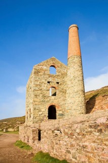 Ruins of Towanroath Pumping House at the Wheal Coates Tin Mine, St Agnes Head, Cornwall, England,