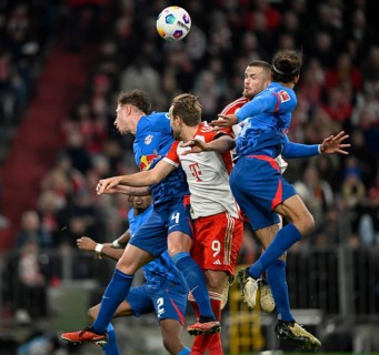 Header duel One-on-one action Harry Kane FC Bayern Munich FCB (09) Eric Dier FC Bayern Munich FCB