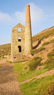 Ruins of Towanroath Pumping House at the Wheal Coates Tin Mine, St Agnes Head, Cornwall, England,