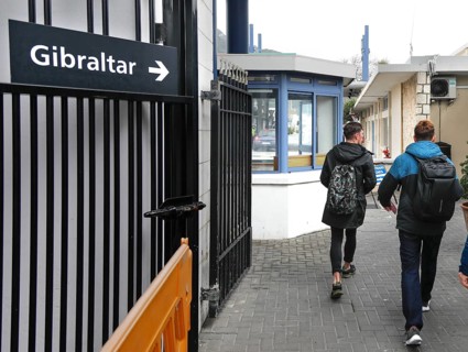 People on the way to the border crossing to Gibraltar, 14.02.2019